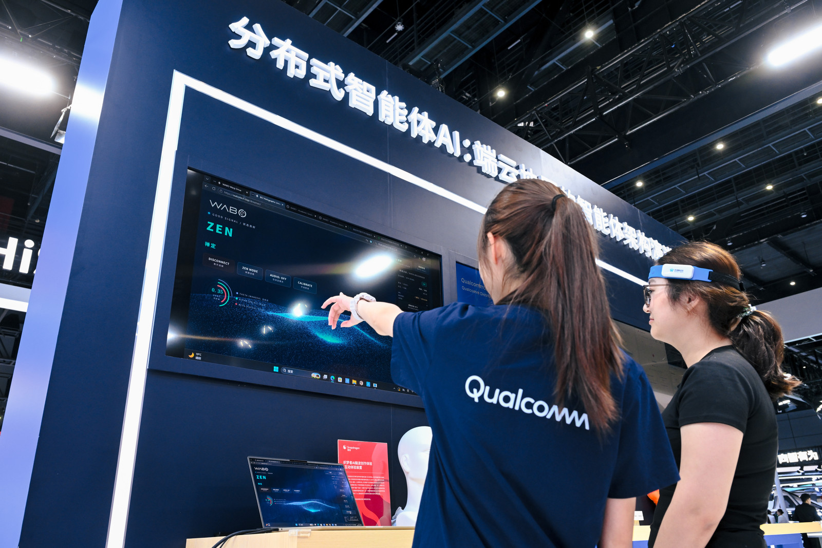 A visitor wears WABO Dreamer for an EEG-based art experience at Qualcomm’s booth at the 2026 China Unicom Partner Conference.